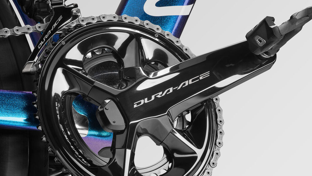 Close-up of Shimano Dura-Ace crankset with Shimano XTR chain on Canyon Aeroad CFR DI2 road bike showcasing premium chainrings and high-performance gearing system.