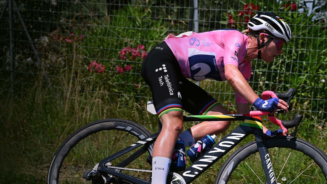 Annemiek van Vleuten cycling uphill in the Giro d’Italia 2023, wearing the pink jersey.