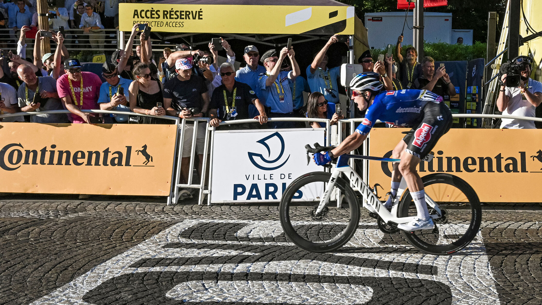 Jasper Philipsen on his Canyon Aeroad