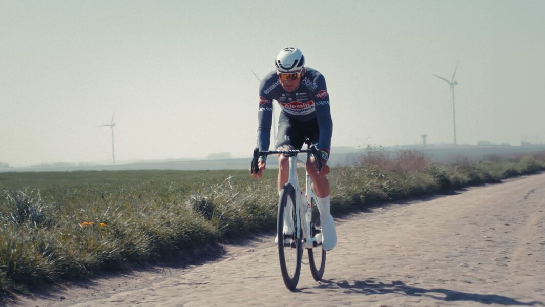 Mathieu van der Poel 骑着 Canyon Aeroad CFR Tensor 赢得了 2025 年巴黎 - 鲁贝赛，为旗下古典赛和世界冠军名号再添一城