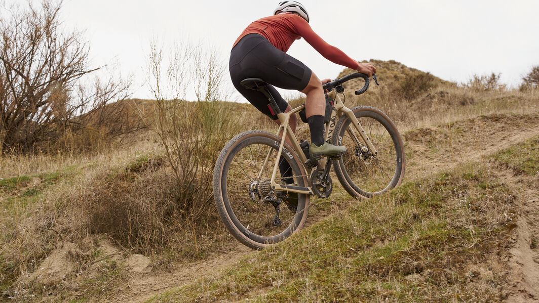 Gravel Bikes are a hybrid between MTB and Roadbike
