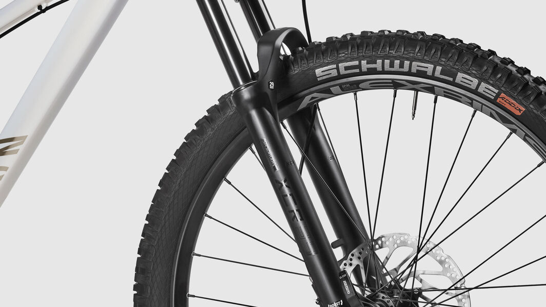 Canyon Stoic Suspension Fork – Hardtail MTB Suspension and Travel Guide Close-up of the front suspension fork on a Canyon Stoic hardtail mountain bike, featuring Schwalbe tires and powerful disc brakes, optimized for versatile trail performance.