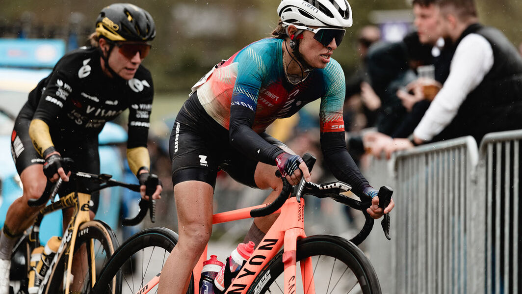 Kasia Niewiadoma 是 2024 年女子环法自行车赛冠军，她的车款为 Canyon Aeroad CFR