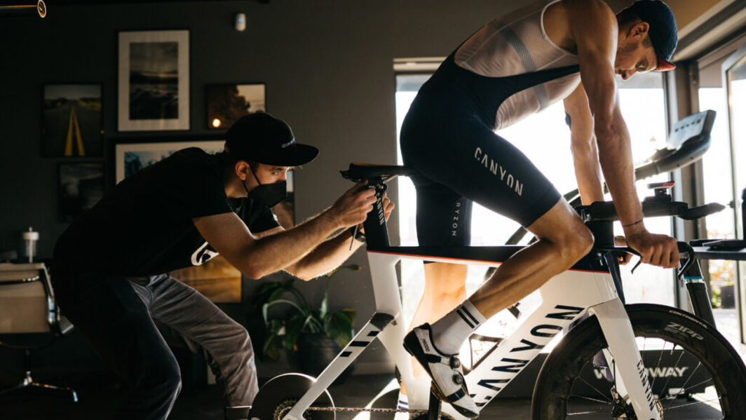 Legendary triathlete Jan Frodeno dials in his set-up on the Canyon Speedmax. Legendary triathlete Jan Frodeno dials in his set-up on the Canyon Speedmax.